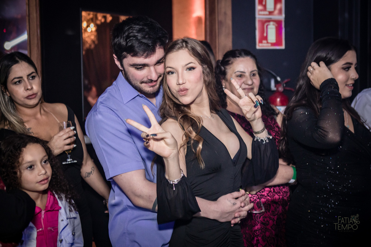 15 anos, debutante, adolescente, festa de debutante, maquiagem, penteado, vestido, mulher, Buffet, gastronomia, decoração, família, dança, apresentação, fotografia, balada, aniversário, robo de Led, funk, musica, amizade, felicidade, evento, 