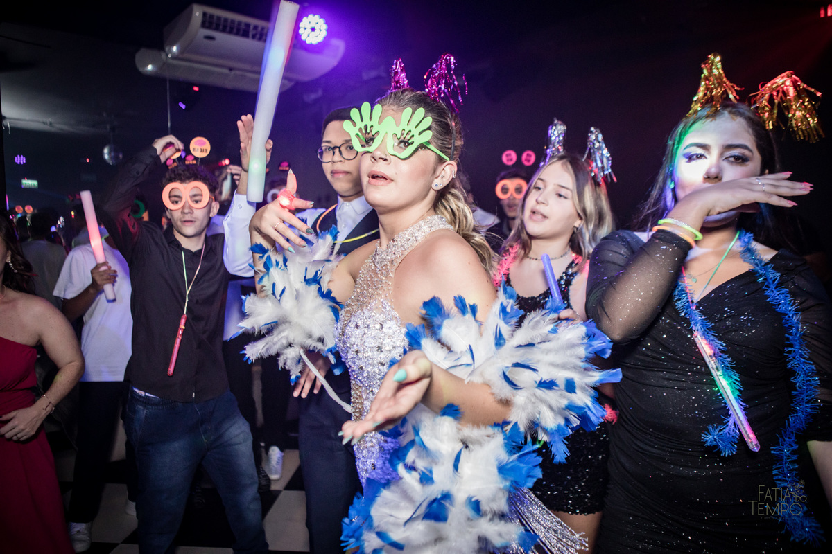 15 anos, debutante, adolescente, festa de debutante, maquiagem, penteado, vestido, mulher, Buffet, gastronomia, decoração, família, dança, apresentação, fotografia, balada, aniversário, robo de Led, funk, musica, amizade, felicidade, evento, 