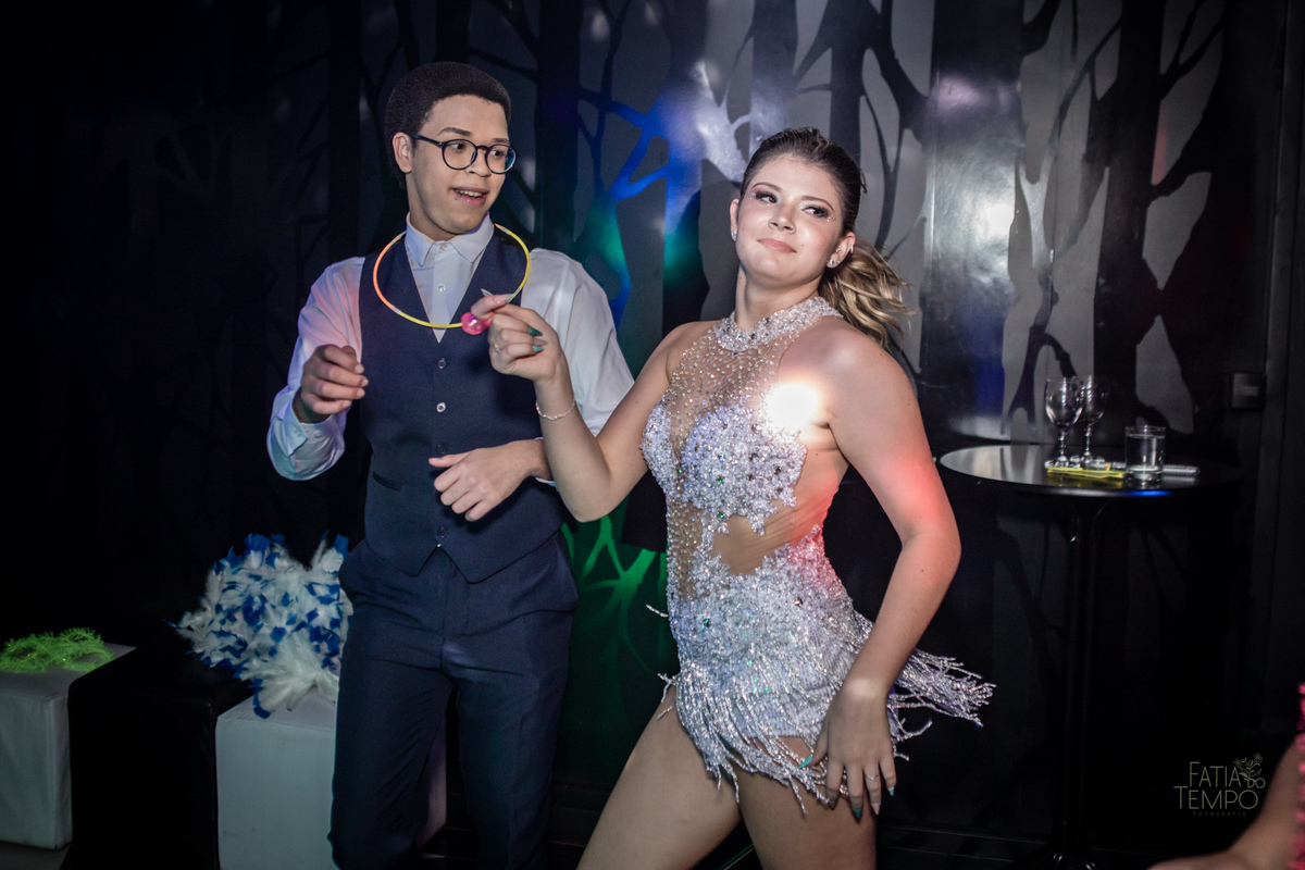 15 anos, debutante, adolescente, festa de debutante, maquiagem, penteado, vestido, mulher, Buffet, gastronomia, decoração, família, dança, apresentação, fotografia, balada, aniversário, robo de Led, funk, musica, amizade, felicidade, evento, 