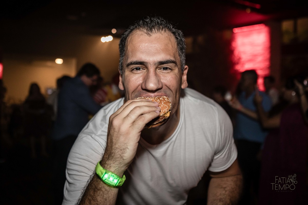 Casamento, wedding, dia da noiva, dia do noivo, noiva, noivo, madrinhas, padrinhos, decoração, vestido de noiva, vestido de festa, perfume, maquiagem, make, penteado, flores, Buffet, balada, banda, mcdonald, Ronald, cerimônia,  