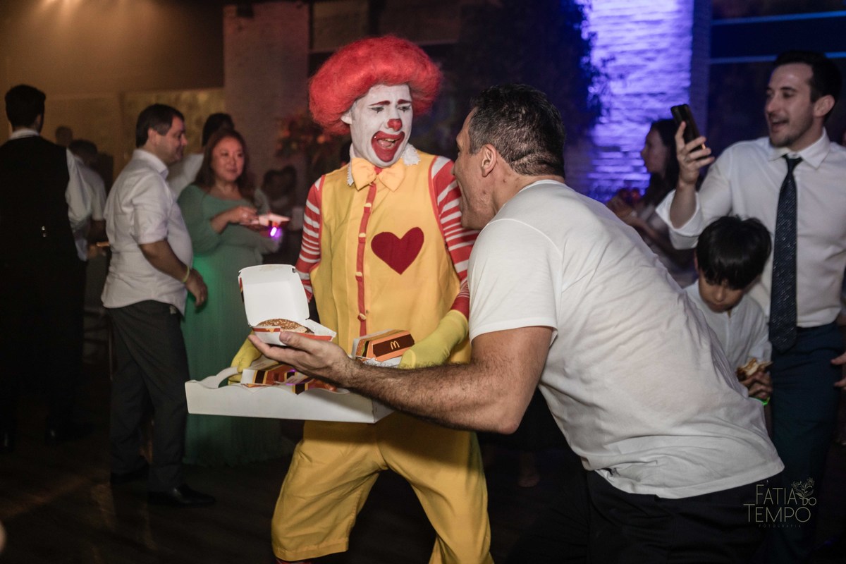 Casamento, wedding, dia da noiva, dia do noivo, noiva, noivo, madrinhas, padrinhos, decoração, vestido de noiva, vestido de festa, perfume, maquiagem, make, penteado, flores, Buffet, balada, banda, mcdonald, Ronald, cerimônia,  