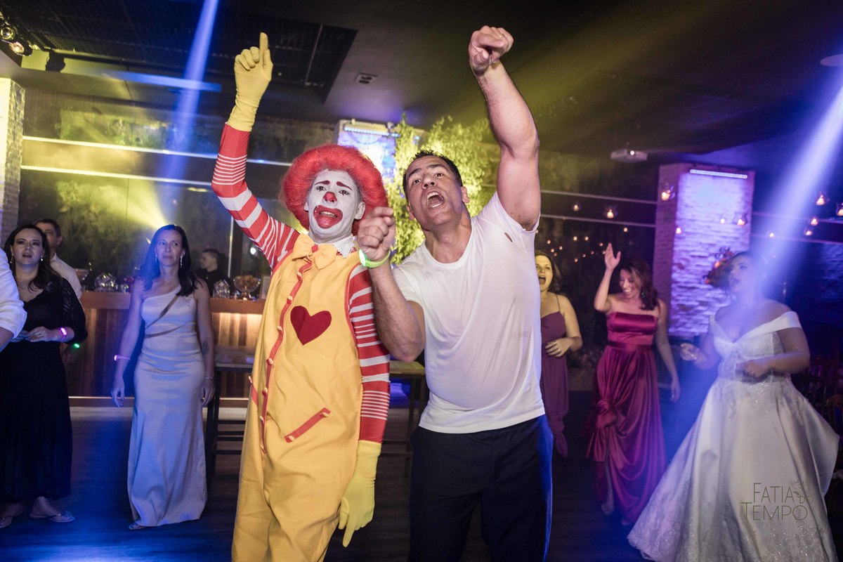 Casamento, wedding, dia da noiva, dia do noivo, noiva, noivo, madrinhas, padrinhos, decoração, vestido de noiva, vestido de festa, perfume, maquiagem, make, penteado, flores, Buffet, balada, banda, mcdonald, Ronald, cerimônia,  