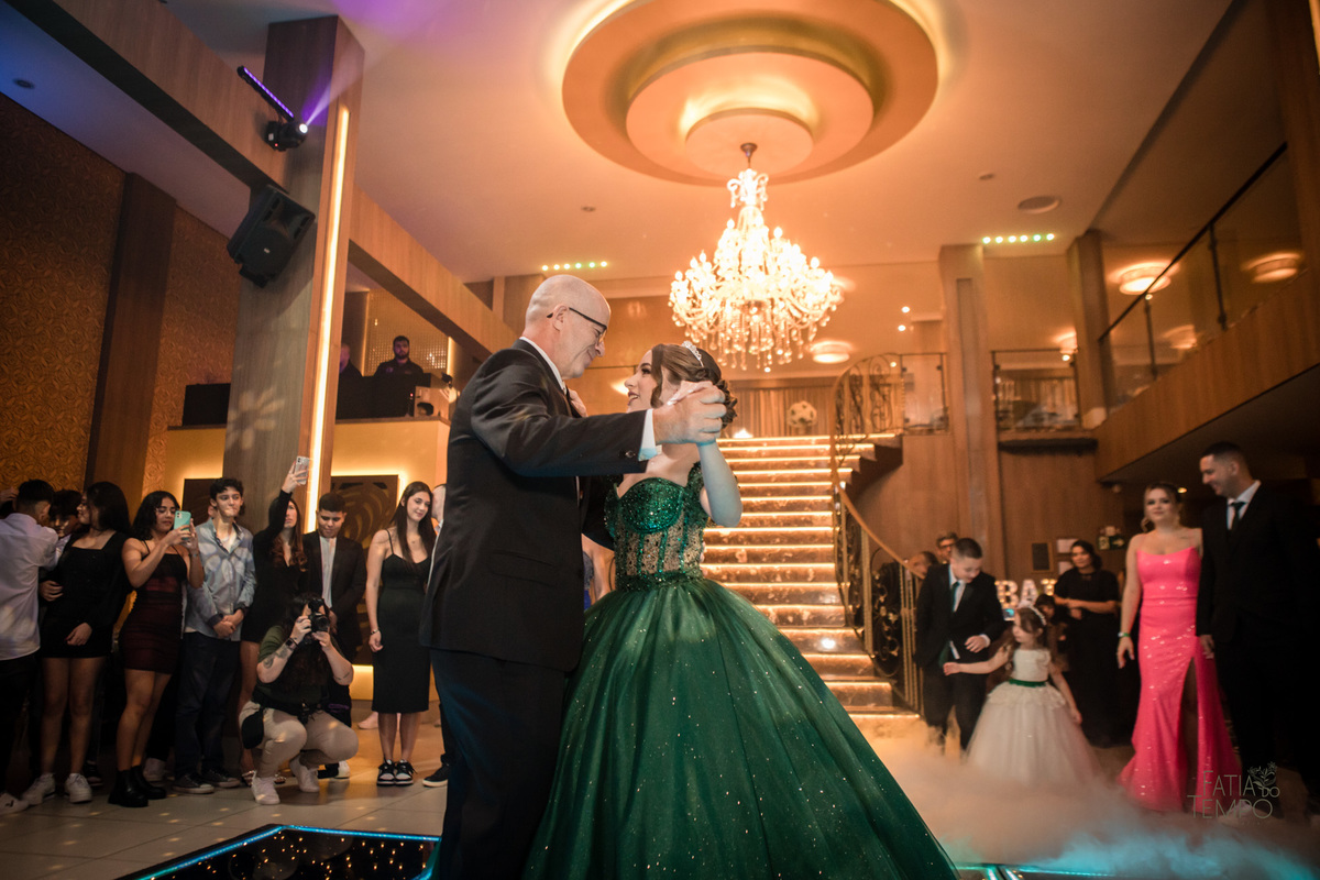 Debutante, 15 anos, mansão, buffet, festa, balada, xv, adolescente, dj, decoração, maquiagem, cabelo, mulher, make, glamour, east side, robô de Led, fotografia, vestido de noiva, vestido de festa, vestido, família, palmeiras, palestra, mancha verde, 