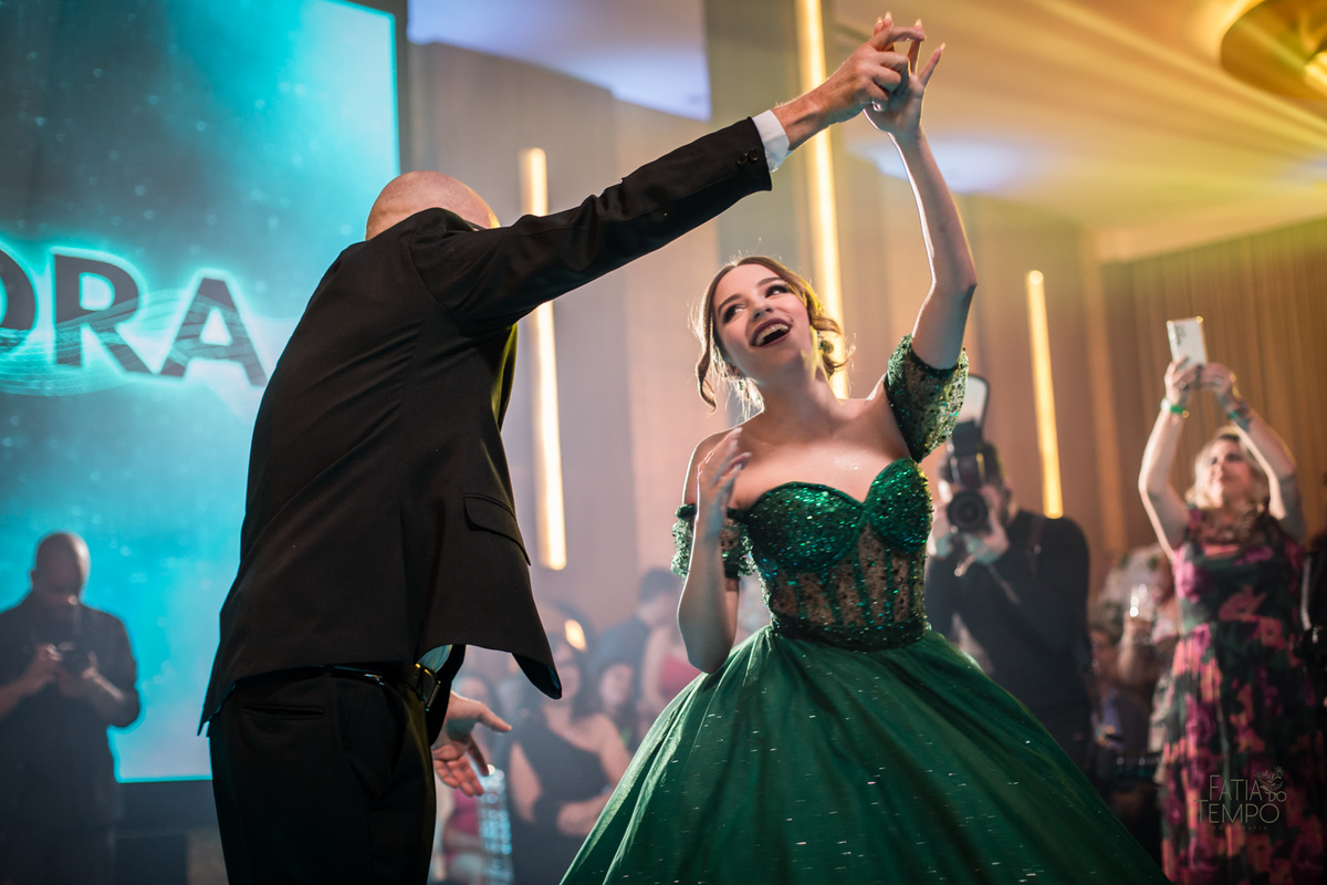 Debutante, 15 anos, mansão, buffet, festa, balada, xv, adolescente, dj, decoração, maquiagem, cabelo, mulher, make, glamour, east side, robô de Led, fotografia, vestido de noiva, vestido de festa, vestido, família, palmeiras, palestra, mancha verde, 