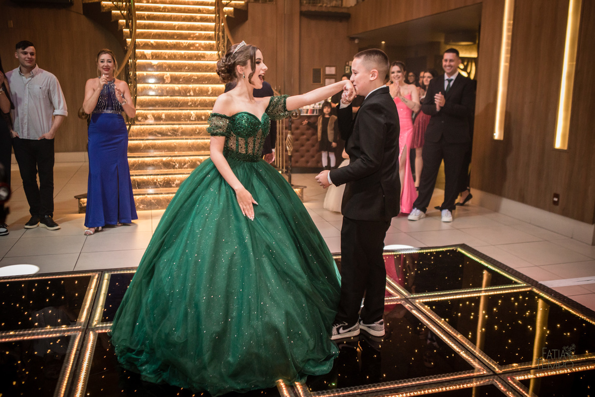 Debutante, 15 anos, mansão, buffet, festa, balada, xv, adolescente, dj, decoração, maquiagem, cabelo, mulher, make, glamour, east side, robô de Led, fotografia, vestido de noiva, vestido de festa, vestido, família, palmeiras, palestra, mancha verde, 