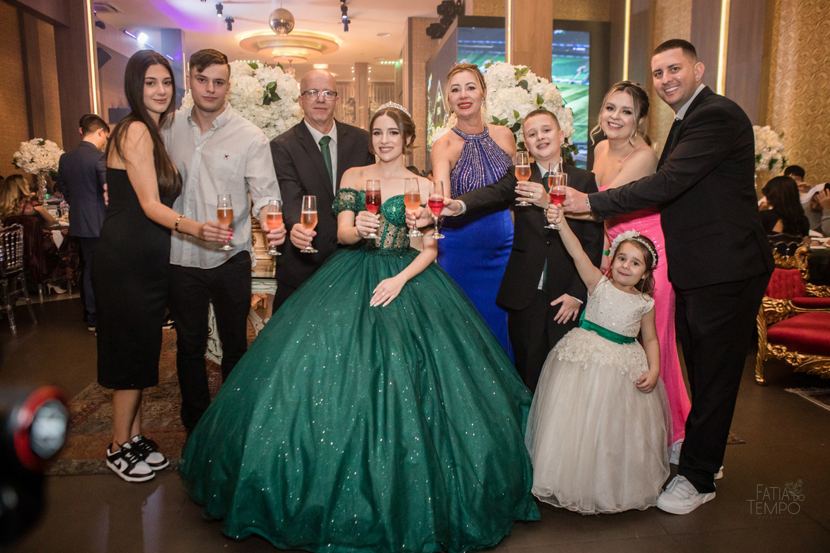 Debutante, 15 anos, mansão, buffet, festa, balada, xv, adolescente, dj, decoração, maquiagem, cabelo, mulher, make, glamour, east side, robô de Led, fotografia, vestido de noiva, vestido de festa, vestido, família, palmeiras, palestra, mancha verde, 