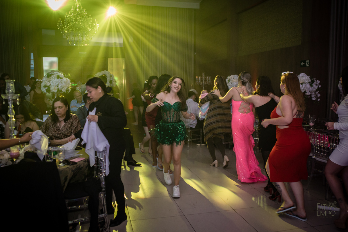 Debutante, 15 anos, mansão, buffet, festa, balada, xv, adolescente, dj, decoração, maquiagem, cabelo, mulher, make, glamour, east side, robô de Led, fotografia, vestido de noiva, vestido de festa, vestido, família, palmeiras, palestra, mancha verde, 