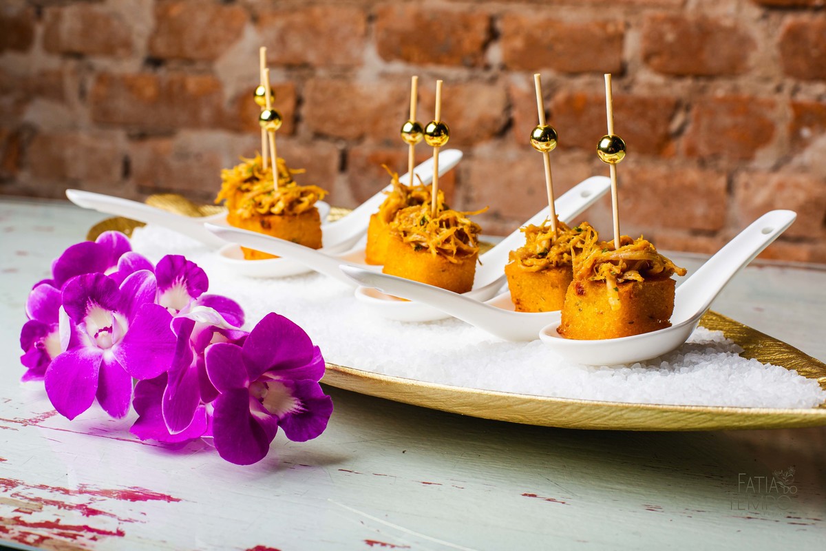 Gastronomia, culinária, comida, cardápio, portfólio, refeição, entrada, prato principal, menu, Buffet, chef, cozinheiro, cozinheira, cozinha, cozinhando, receita, temperos, ervas, ingredientes, verduras, legumes, fome, almoço, festa, jantar, 