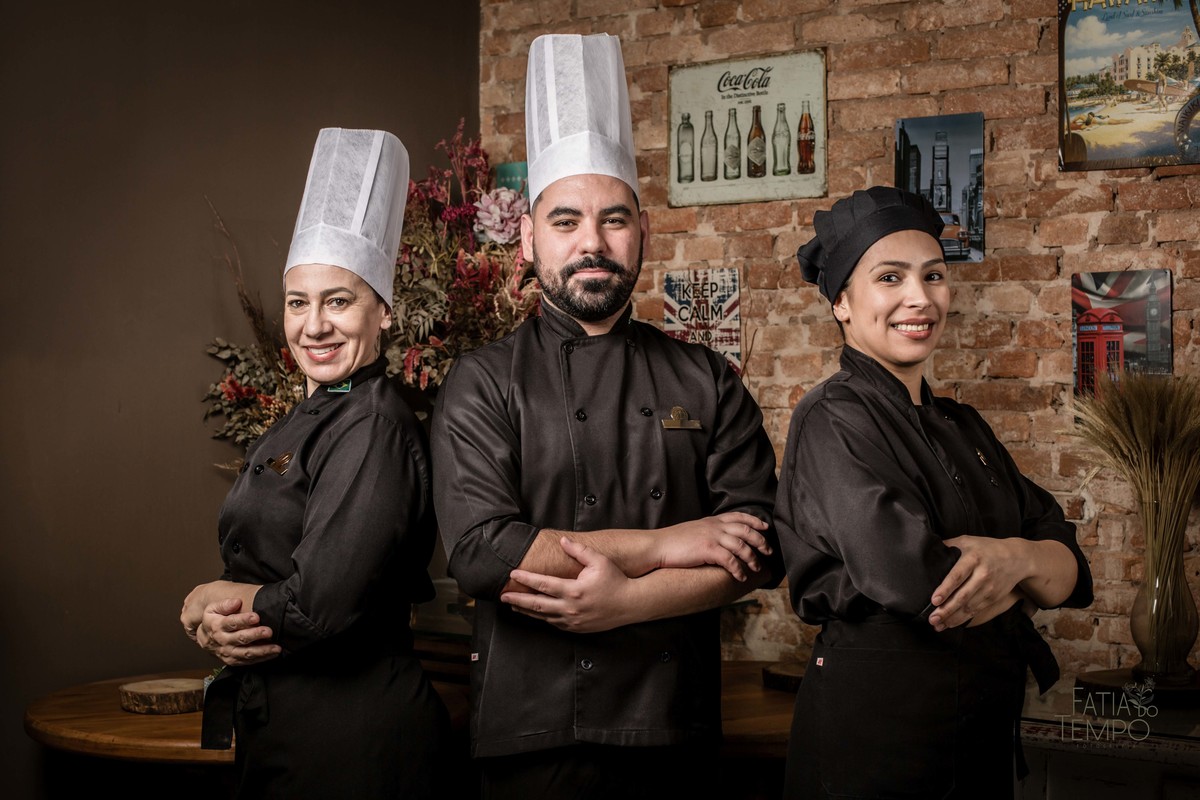 Gastronomia, culinária, comida, cardápio, portfólio, refeição, entrada, prato principal, menu, Buffet, chef, cozinheiro, cozinheira, cozinha, cozinhando, receita, temperos, ervas, ingredientes, verduras, legumes, fome, almoço, festa, jantar, 