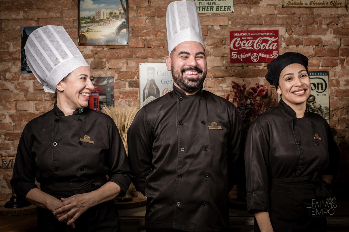 Gastronomia, culinária, comida, cardápio, portfólio, refeição, entrada, prato principal, menu, Buffet, chef, cozinheiro, cozinheira, cozinha, cozinhando, receita, temperos, ervas, ingredientes, verduras, legumes, fome, almoço, festa, jantar, 