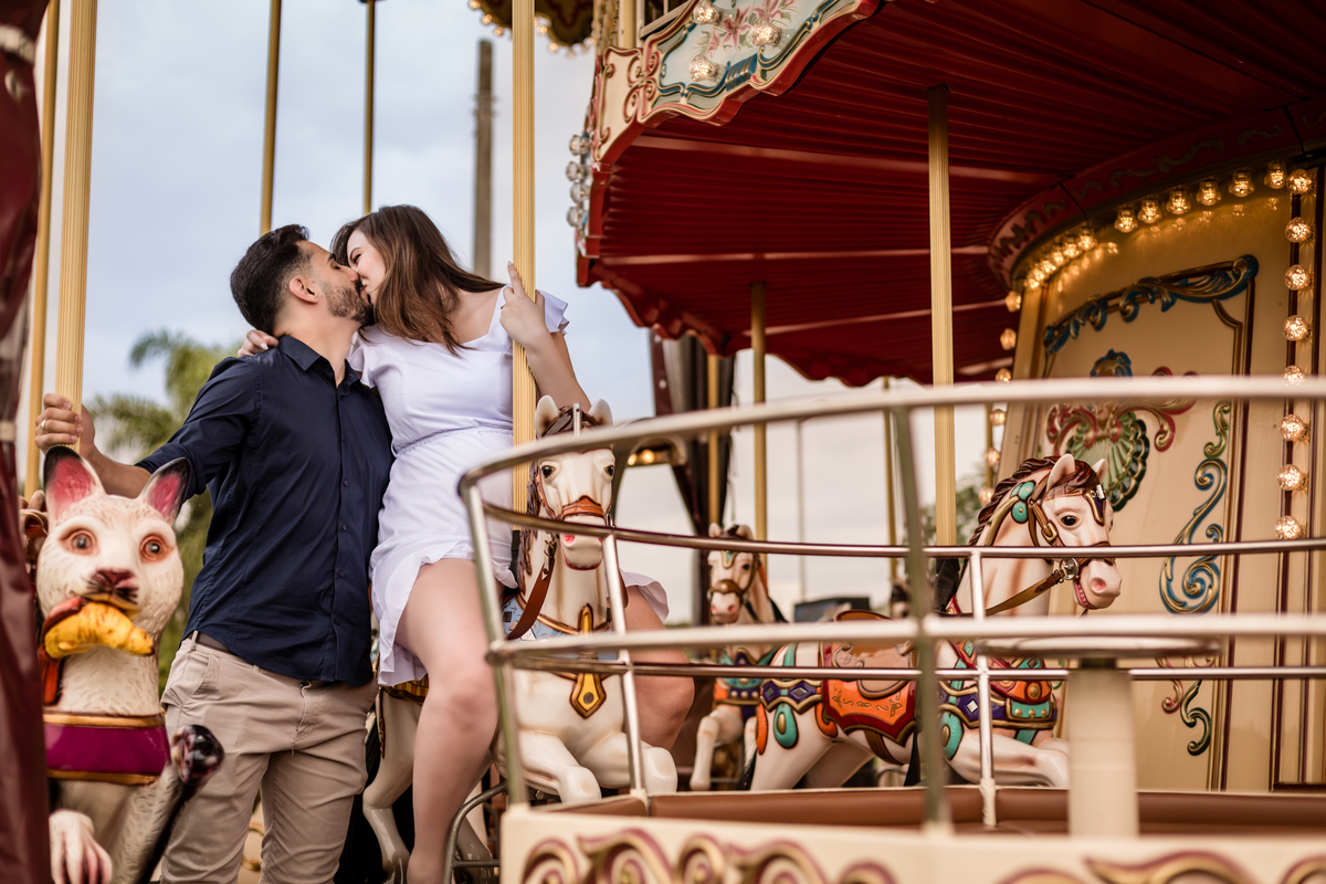 pre wedding, pré casamento, parque villa lobos, ensaio fotográfico, CASAMENTO, noiva, noivo, foto professional, vestido de noiva, namorados, marido, esposa, decoração, carrossel, roda gigante, felicidade, casamento no campo, amor, familia, 