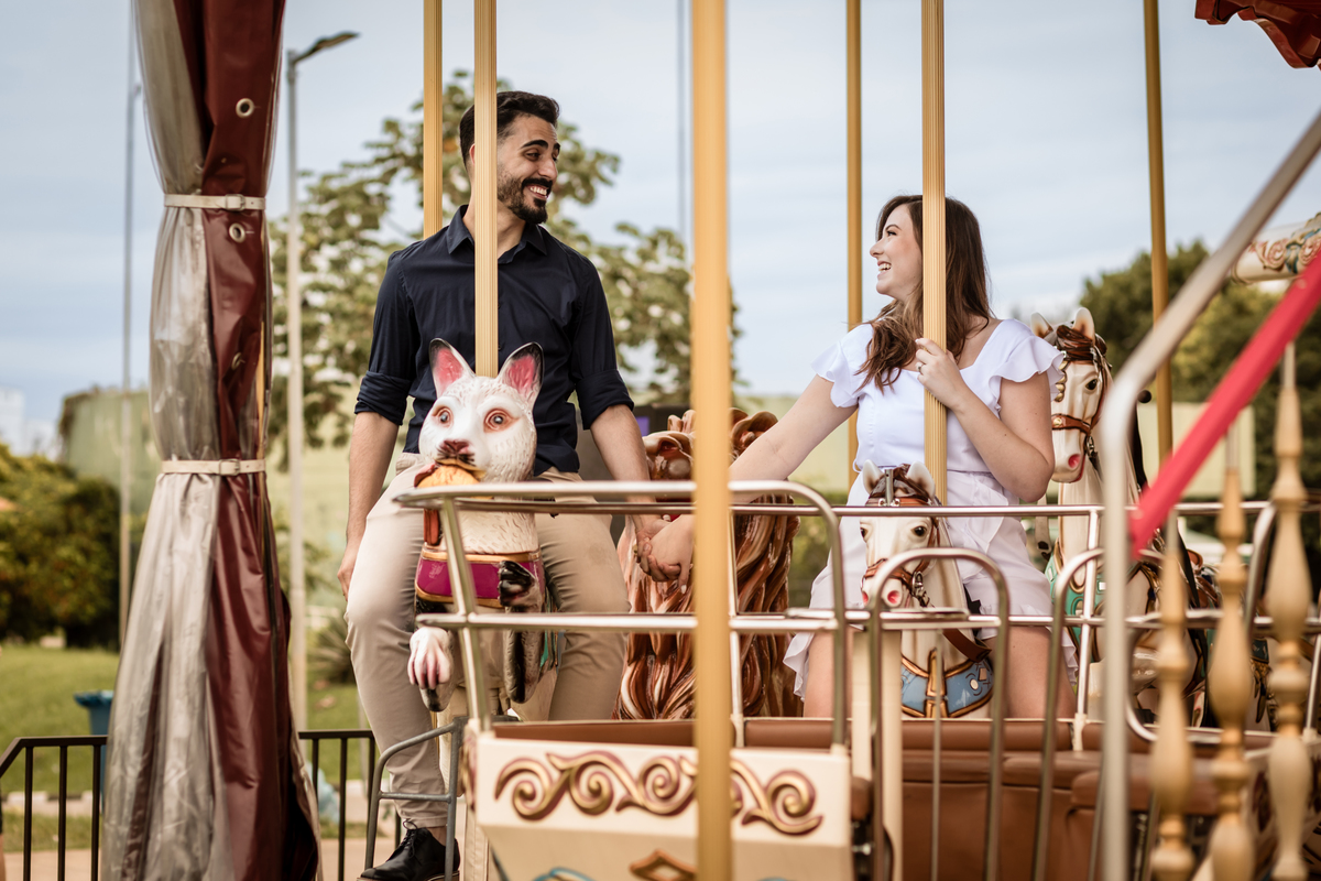 pre wedding, pré casamento, parque villa lobos, ensaio fotográfico, CASAMENTO, noiva, noivo, foto professional, vestido de noiva, namorados, marido, esposa, decoração, carrossel, roda gigante, felicidade, casamento no campo, amor, familia, 