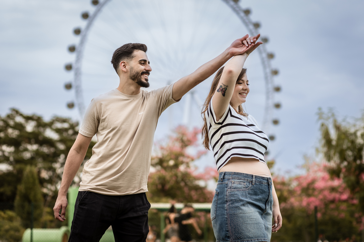 pre wedding, pré casamento, parque villa lobos, ensaio fotográfico, CASAMENTO, noiva, noivo, foto professional, vestido de noiva, namorados, marido, esposa, decoração, carrossel, roda gigante, felicidade, casamento no campo, amor, familia, 