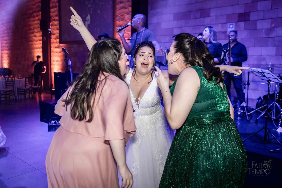 Casamento, luxo, glamour, bom gosto, noiva, noivo, wedding, mini wedding, decoração, balada, festa, buffet, mesa decorada, iluminação, dj, assessoria, cerimonial, igreja, cerimônia, ensaio fotográfico, joias, familia, amigos, eventos sociais, amor, love