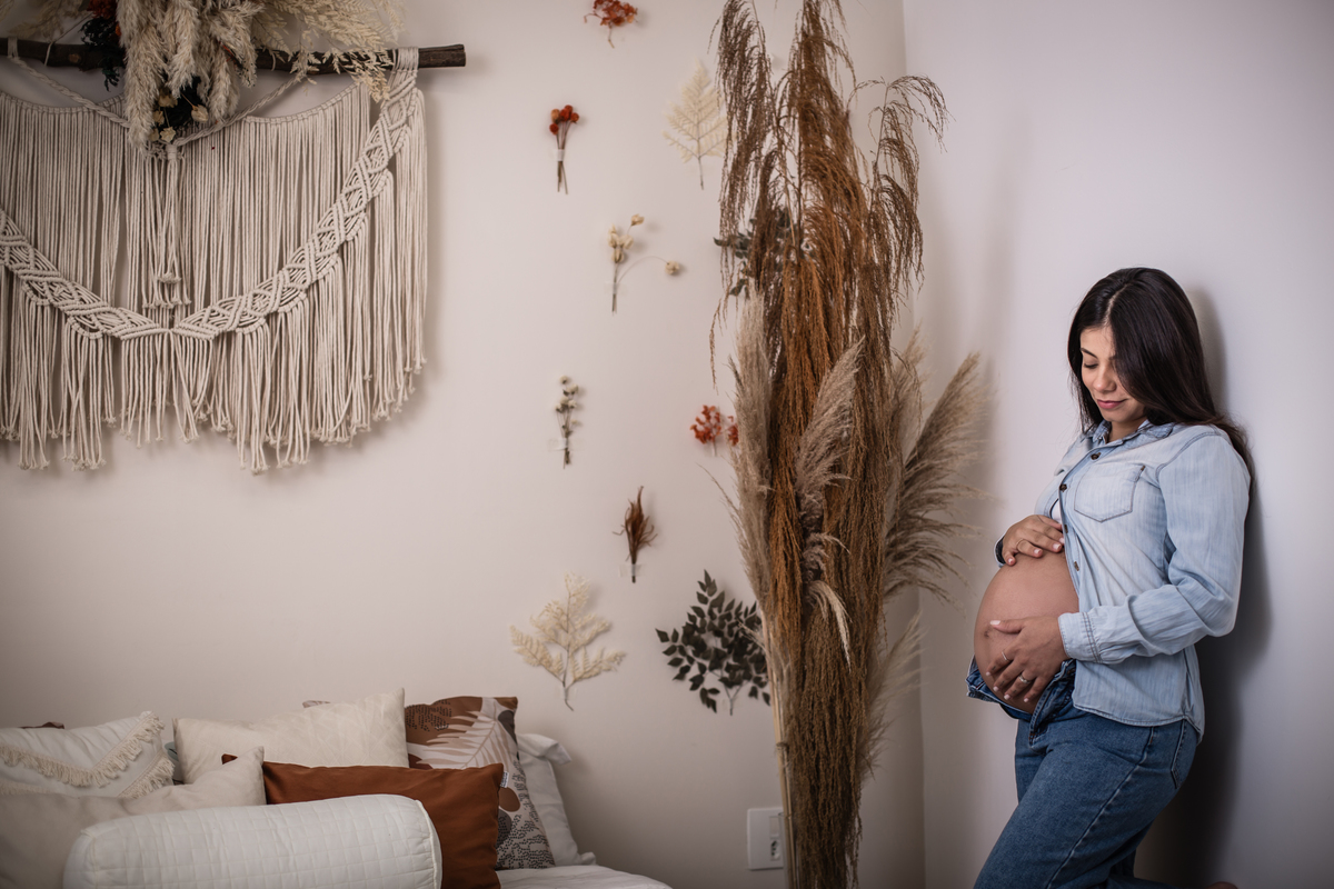 ensaio gestante, ensaio gravida, ensaio de gestante, ensaio em estudio, fotografia de gestante, fotos de gestante, cenario boho chic, estudio boho chic, ensaio fotografico gestante, ensaio fotografico gravida, gravida, gravida de calça