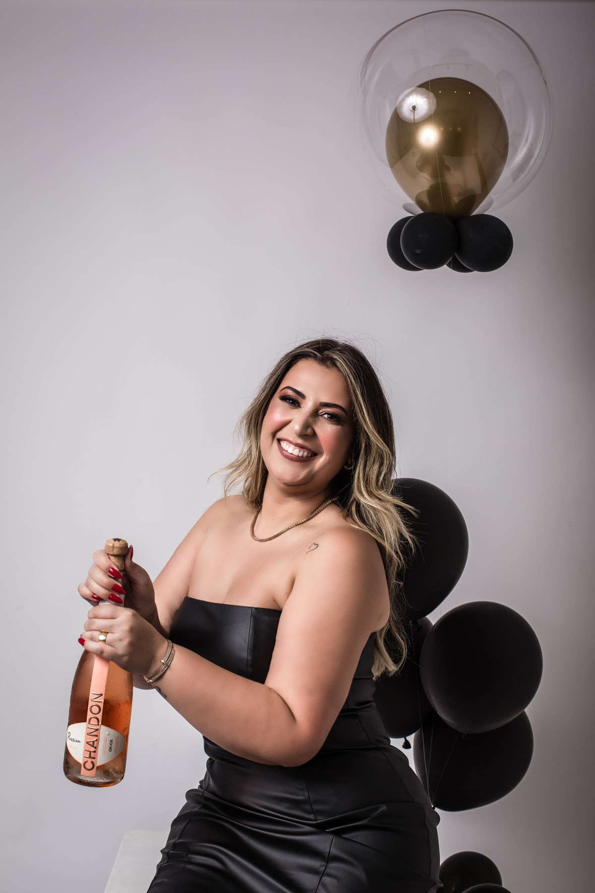 Ensaio de aniversário, ensaio fotográfico, ensaio adulto, aniversário, espumante, champanhe, micareta, vestido de festa, aniversário infantil, festa de aniversário, fatia do tempo, mulher, ensaio feminino, ensaio sensual, ensaio corporativo, decoração 