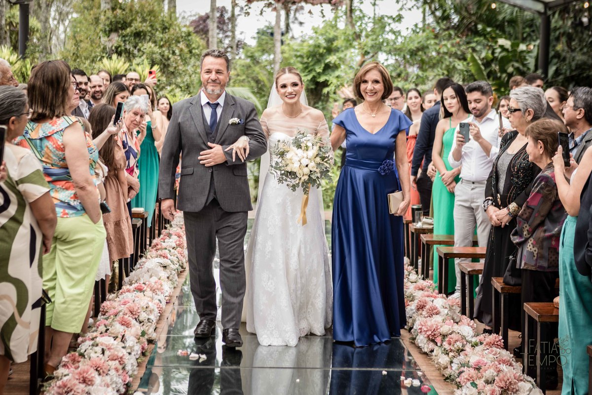 Casamento, making of, dia da noiva, maquiagem, wedding, fotografia, foto de casamento, vestido de noiva, festa, balada, sensual, convite, buffet, decoração, gastronomia, ensaio fotográfico, noiva, noivo, pula pula, amigas, padrinhos, aliança, 