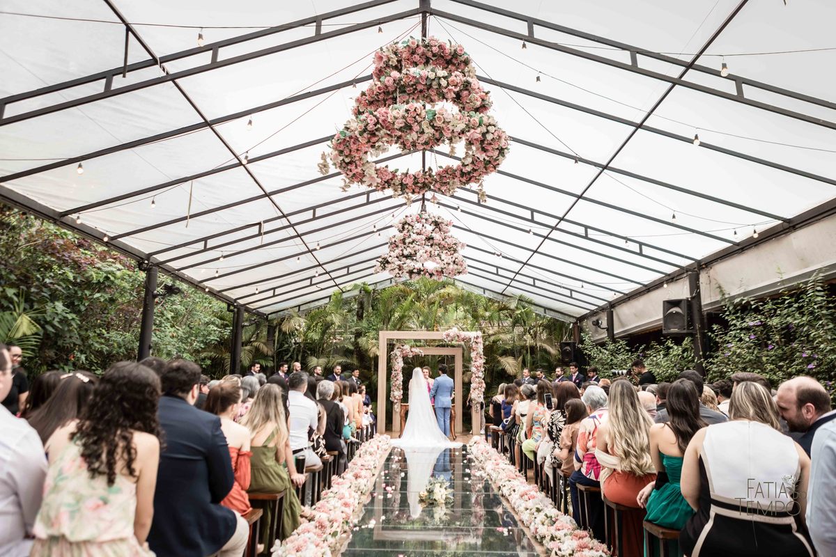 Casamento, making of, dia da noiva, maquiagem, wedding, fotografia, foto de casamento, vestido de noiva, festa, balada, sensual, convite, buffet, decoração, gastronomia, ensaio fotográfico, noiva, noivo, pula pula, amigas, padrinhos, aliança, 