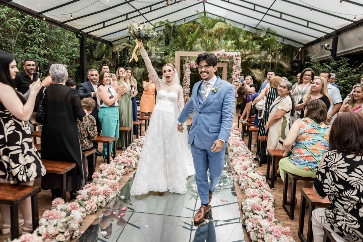 Casamento, making of, dia da noiva, maquiagem, wedding, fotografia, foto de casamento, vestido de noiva, festa, balada, sensual, convite, buffet, decoração, gastronomia, ensaio fotográfico, noiva, noivo, pula pula, amigas, padrinhos, aliança, 