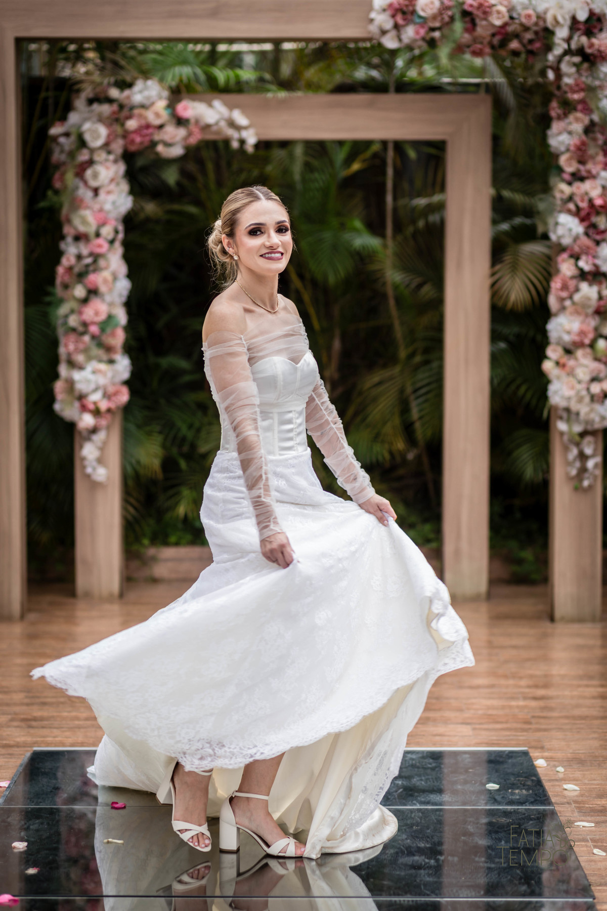 Casamento, making of, dia da noiva, maquiagem, wedding, fotografia, foto de casamento, vestido de noiva, festa, balada, sensual, convite, buffet, decoração, gastronomia, ensaio fotográfico, noiva, noivo, pula pula, amigas, padrinhos, aliança, 