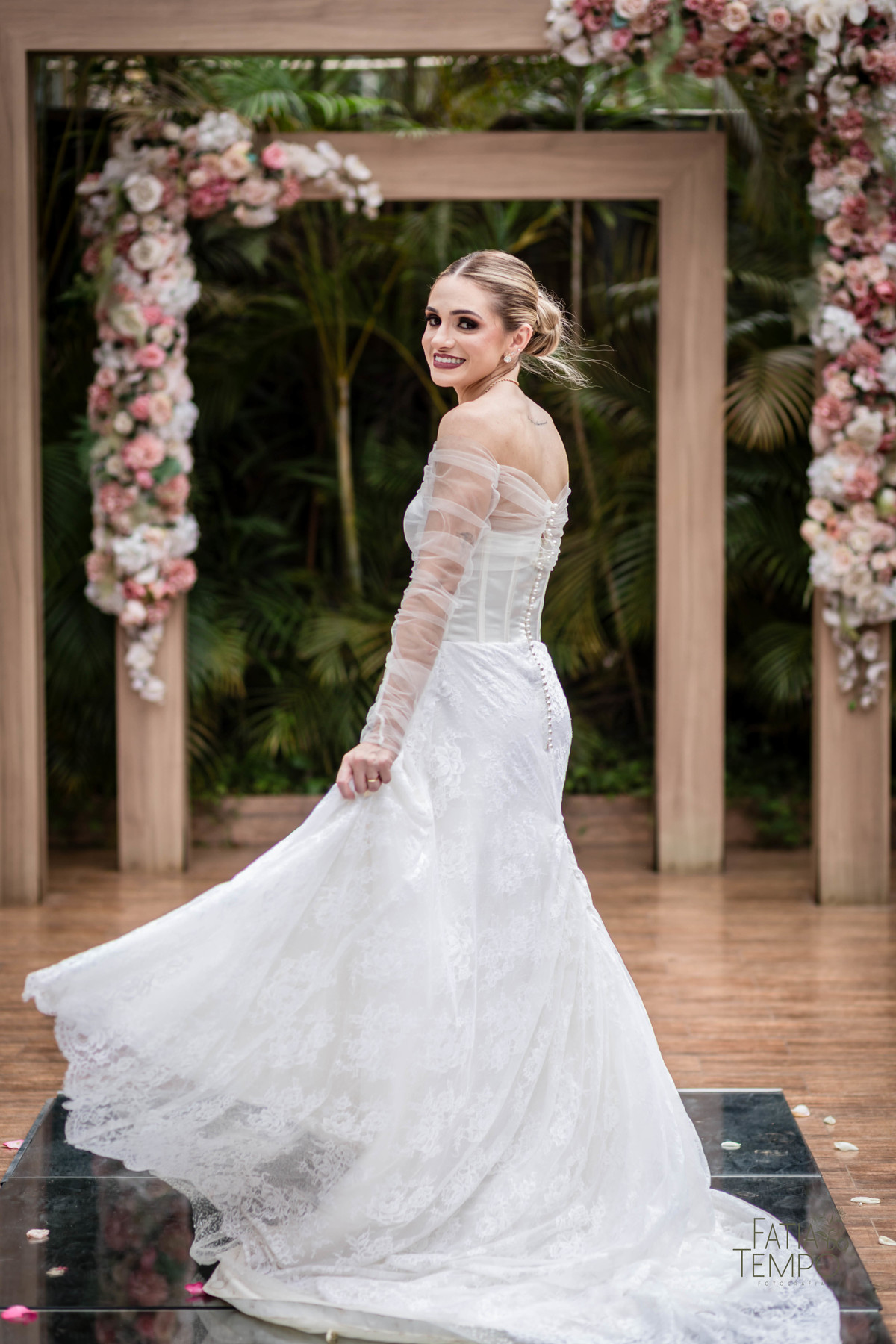 Casamento, making of, dia da noiva, maquiagem, wedding, fotografia, foto de casamento, vestido de noiva, festa, balada, sensual, convite, buffet, decoração, gastronomia, ensaio fotográfico, noiva, noivo, pula pula, amigas, padrinhos, aliança, 