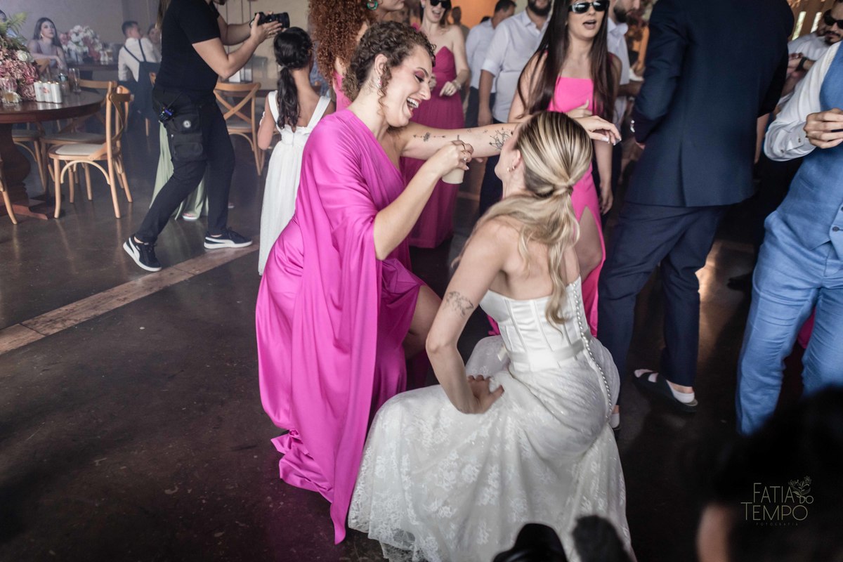 Casamento, making of, dia da noiva, maquiagem, wedding, fotografia, foto de casamento, vestido de noiva, festa, balada, sensual, convite, buffet, decoração, gastronomia, ensaio fotográfico, noiva, noivo, pula pula, amigas, padrinhos, aliança, 