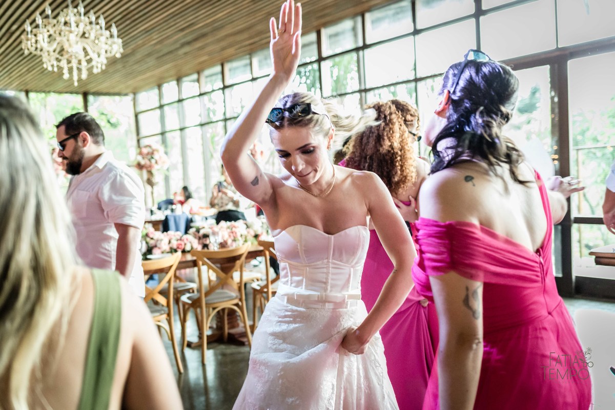 Casamento, making of, dia da noiva, maquiagem, wedding, fotografia, foto de casamento, vestido de noiva, festa, balada, sensual, convite, buffet, decoração, gastronomia, ensaio fotográfico, noiva, noivo, pula pula, amigas, padrinhos, aliança, 