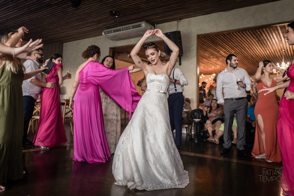 Casamento, making of, dia da noiva, maquiagem, wedding, fotografia, foto de casamento, vestido de noiva, festa, balada, sensual, convite, buffet, decoração, gastronomia, ensaio fotográfico, noiva, noivo, pula pula, amigas, padrinhos, aliança, 