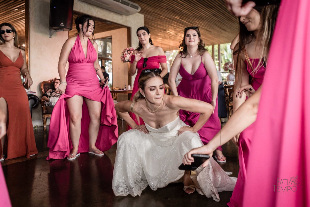 Casamento, making of, dia da noiva, maquiagem, wedding, fotografia, foto de casamento, vestido de noiva, festa, balada, sensual, convite, buffet, decoração, gastronomia, ensaio fotográfico, noiva, noivo, pula pula, amigas, padrinhos, aliança, 