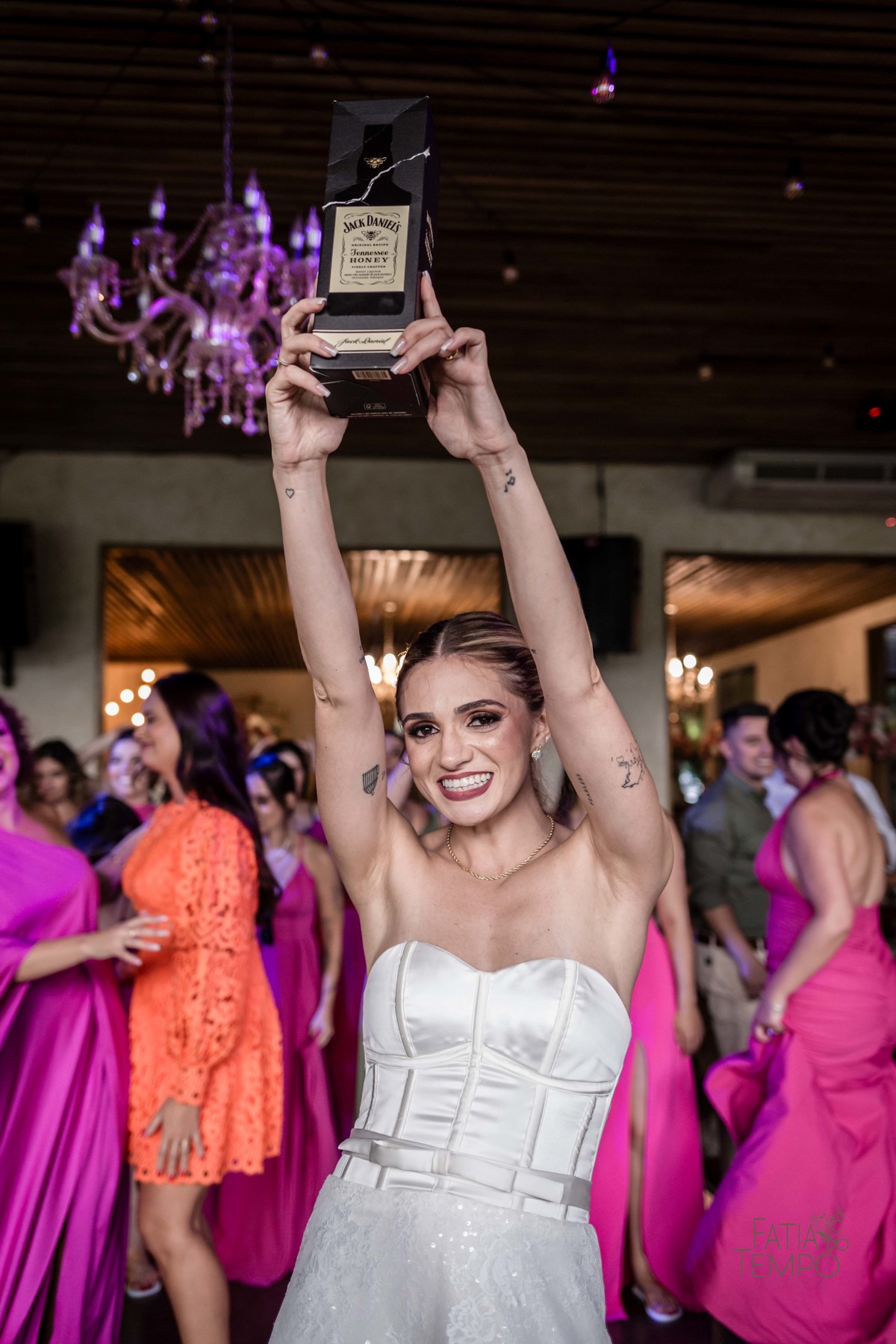 Casamento, making of, dia da noiva, maquiagem, wedding, fotografia, foto de casamento, vestido de noiva, festa, balada, sensual, convite, buffet, decoração, gastronomia, ensaio fotográfico, noiva, noivo, pula pula, amigas, padrinhos, aliança, 