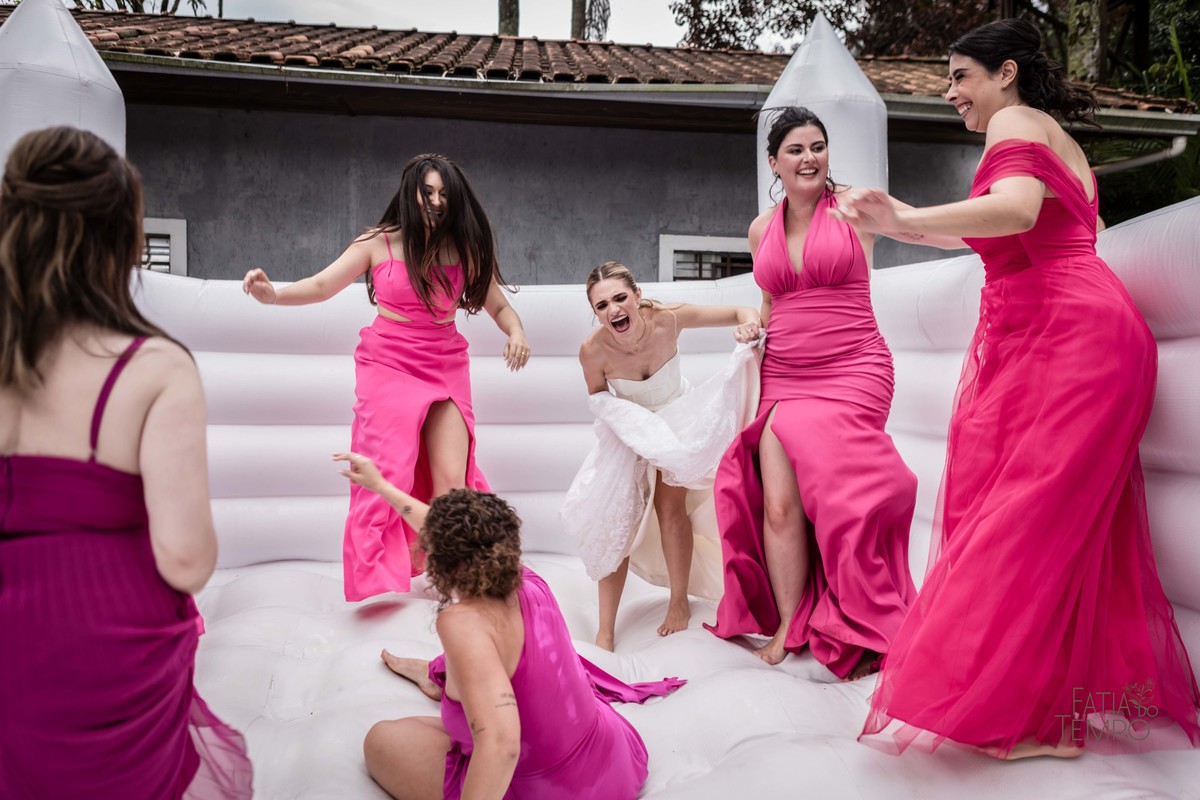 Casamento, making of, dia da noiva, maquiagem, wedding, fotografia, foto de casamento, vestido de noiva, festa, balada, sensual, convite, buffet, decoração, gastronomia, ensaio fotográfico, noiva, noivo, pula pula, amigas, padrinhos, aliança, 