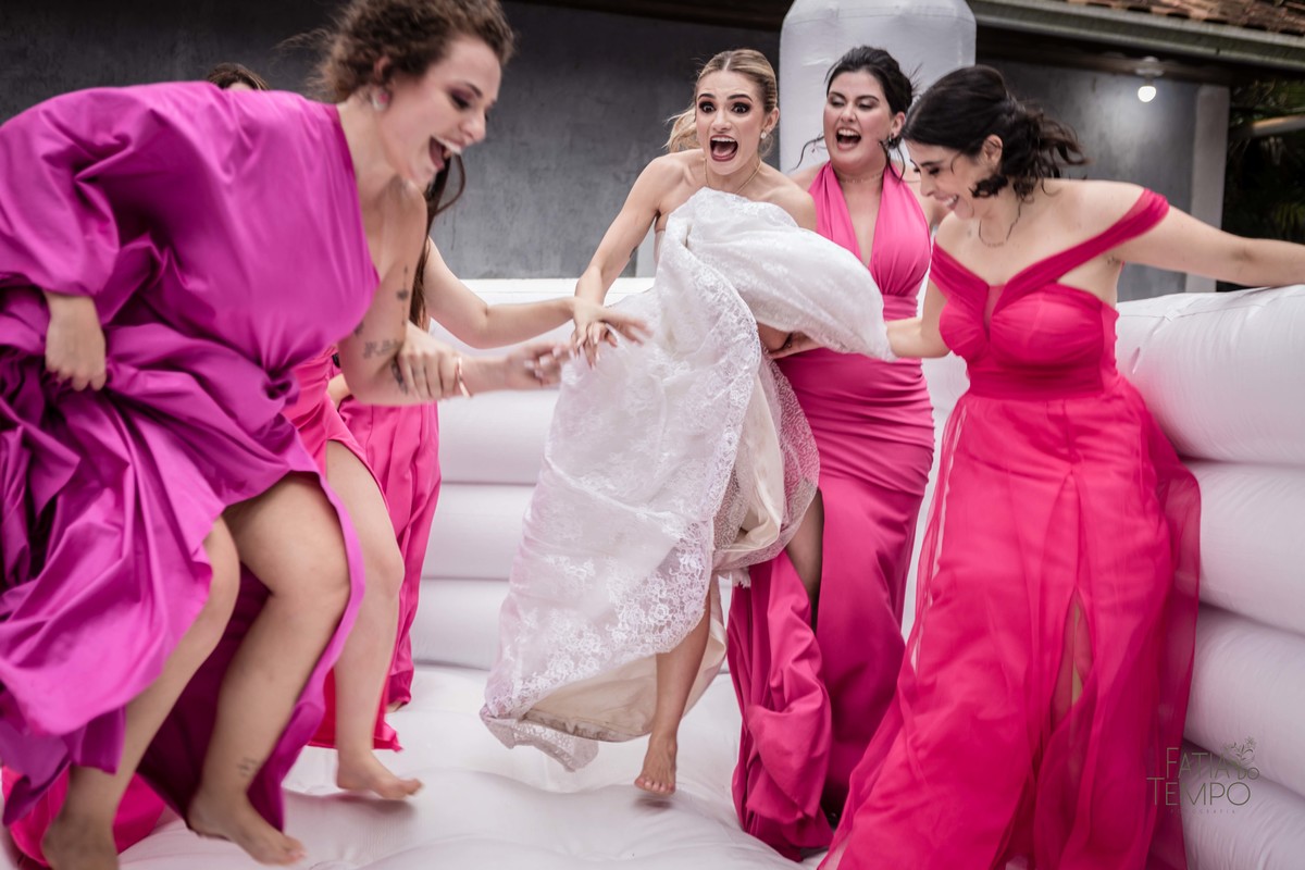 Casamento, making of, dia da noiva, maquiagem, wedding, fotografia, foto de casamento, vestido de noiva, festa, balada, sensual, convite, buffet, decoração, gastronomia, ensaio fotográfico, noiva, noivo, pula pula, amigas, padrinhos, aliança, 
