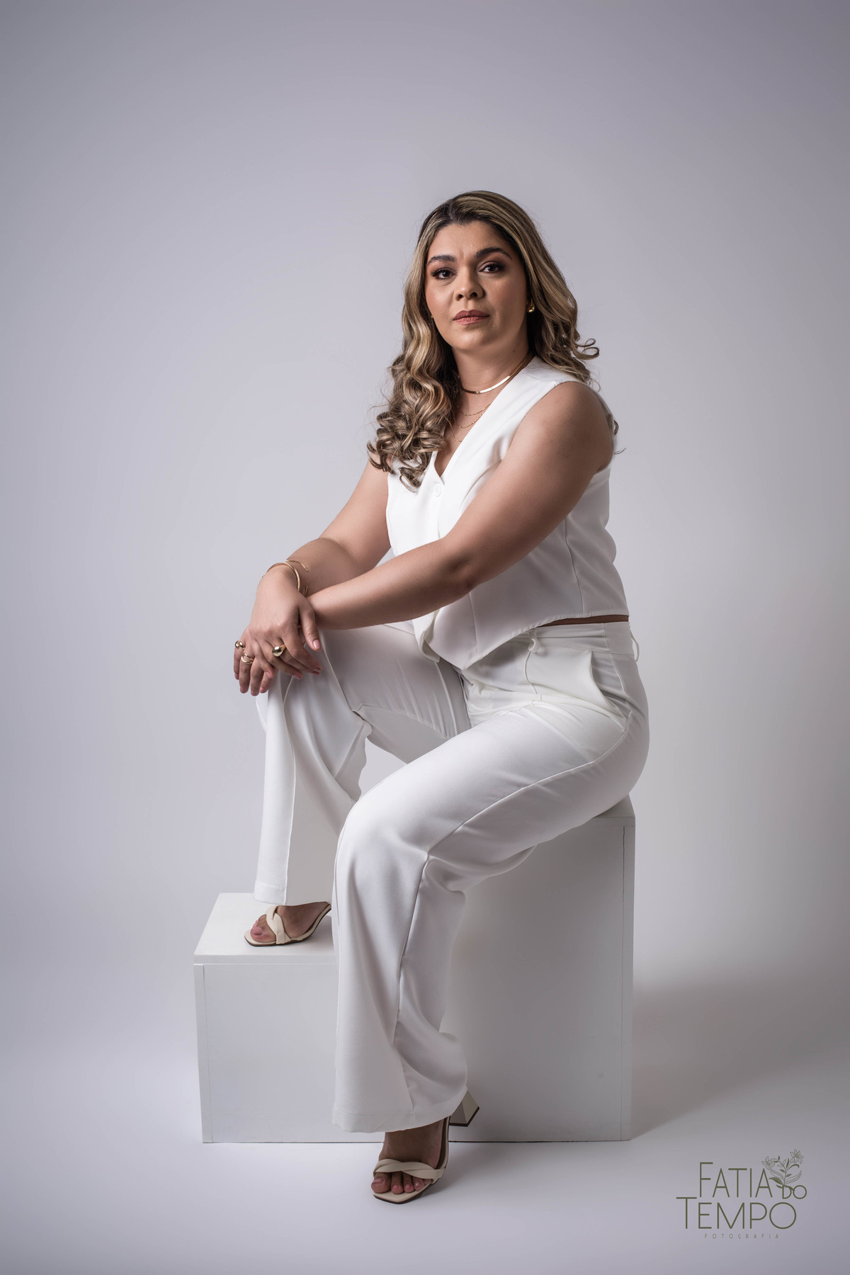 Personal branding, secretária, home work, trabalho remoto, secretária remoto, empresário, apple, iPhone, carreira, negócios, foto corporativa, retrato corporativo, elegância, mulher, maquiagem, ensaio fotográfico, foto profissional, LinkedIn, instigaram, 