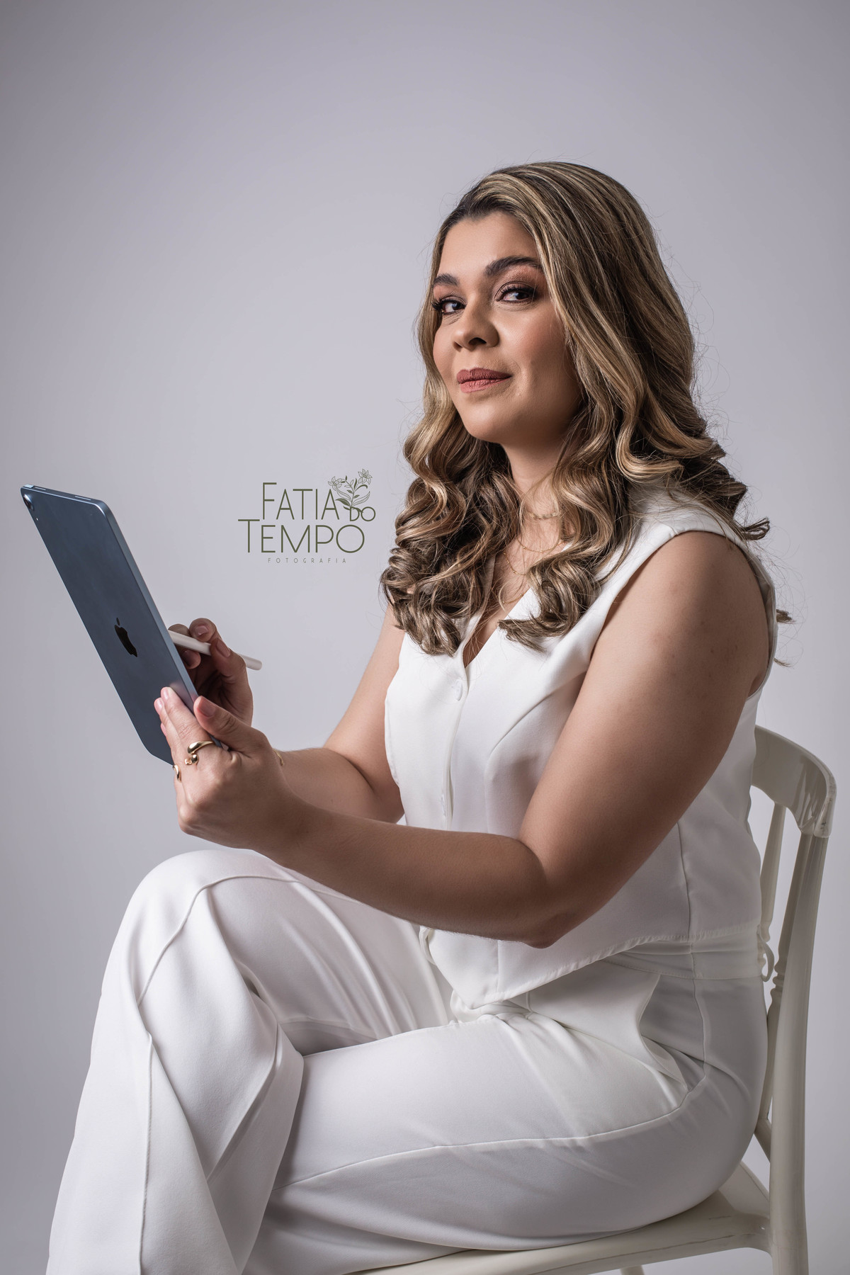 Personal branding, secretária, home work, trabalho remoto, secretária remoto, empresário, apple, iPhone, carreira, negócios, foto corporativa, retrato corporativo, elegância, mulher, maquiagem, ensaio fotográfico, foto profissional, LinkedIn, instigaram, 