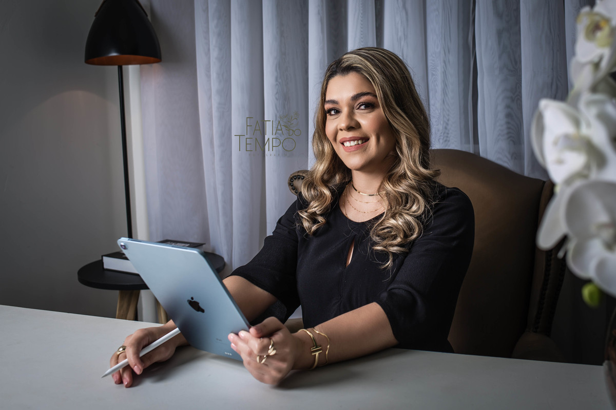 Personal branding, secretária, home work, trabalho remoto, secretária remoto, empresário, apple, iPhone, carreira, negócios, foto corporativa, retrato corporativo, elegância, mulher, maquiagem, ensaio fotográfico, foto profissional, LinkedIn, instigaram, 