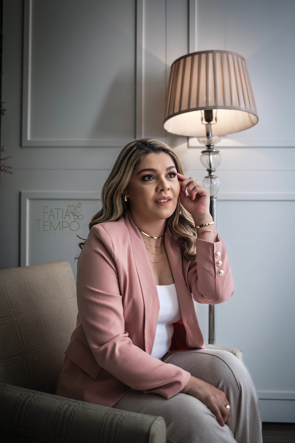 Personal branding, secretária, home work, trabalho remoto, secretária remoto, empresário, apple, iPhone, carreira, negócios, foto corporativa, retrato corporativo, elegância, mulher, maquiagem, ensaio fotográfico, foto profissional, LinkedIn, instigaram, 