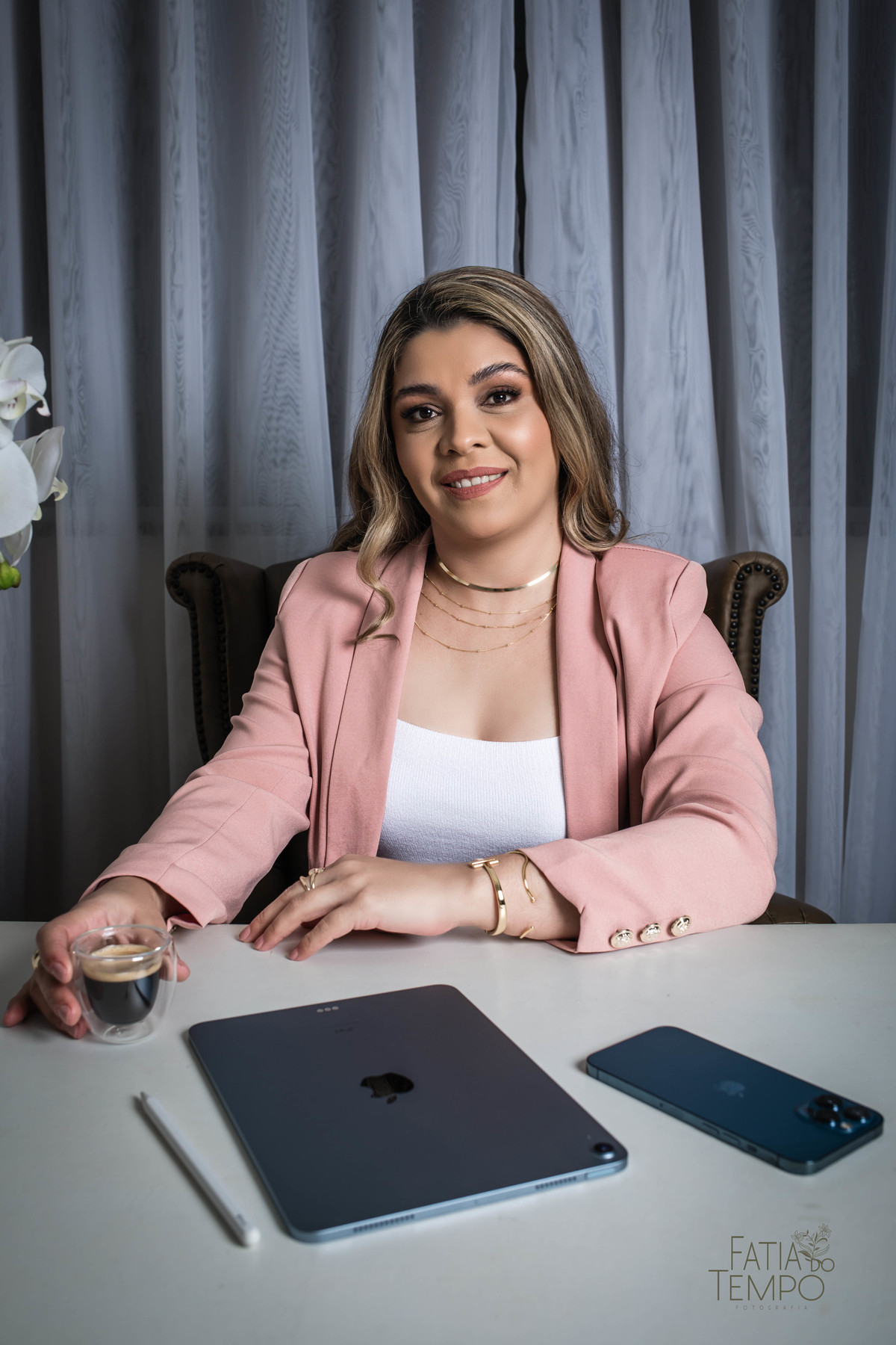 Personal branding, secretária, home work, trabalho remoto, secretária remoto, empresário, apple, iPhone, carreira, negócios, foto corporativa, retrato corporativo, elegância, mulher, maquiagem, ensaio fotográfico, foto profissional, LinkedIn, instigaram, 