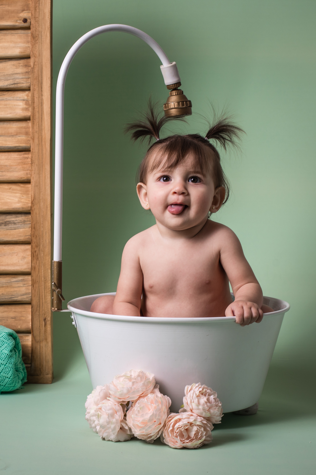 Acompanhamento, ensaio de criança, ensaio fotográfico, mãe de menina, pai de menina, flores, florzinha, balde, bacia, coroa de flores, bebê, menina, filha, família, foto de criança, foto de bebê, smash the cake, smash the fruit, 
