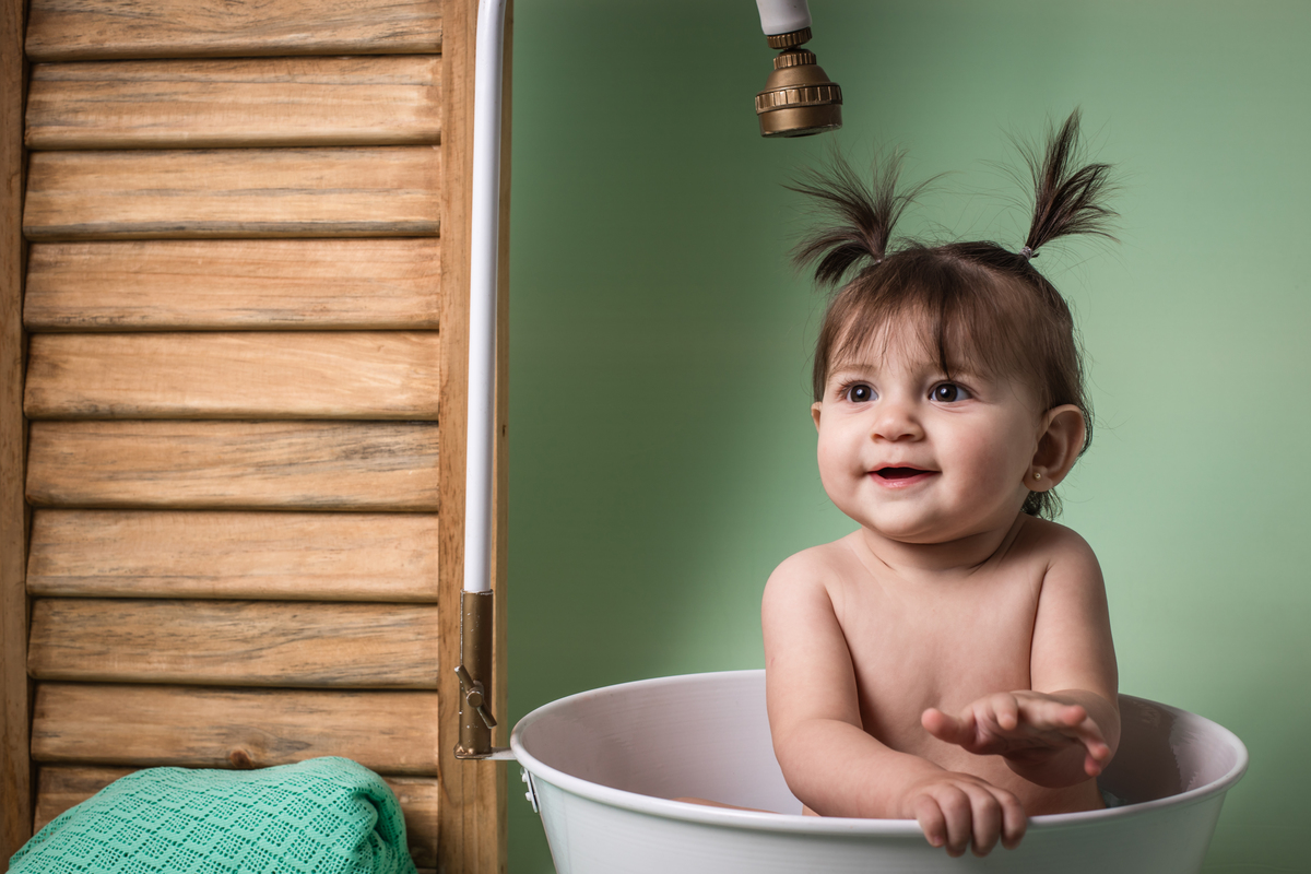 Acompanhamento, ensaio de criança, ensaio fotográfico, mãe de menina, pai de menina, flores, florzinha, balde, bacia, coroa de flores, bebê, menina, filha, família, foto de criança, foto de bebê, smash the cake, smash the fruit, gestante, grávida, 