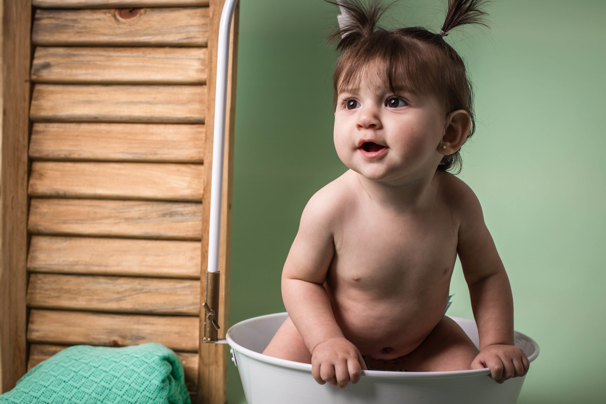Acompanhamento, ensaio de criança, ensaio fotográfico, mãe de menina, pai de menina, flores, florzinha, balde, bacia, coroa de flores, bebê, menina, filha, família, foto de criança, foto de bebê, smash the cake, smash the fruit, gestante, grávida, 