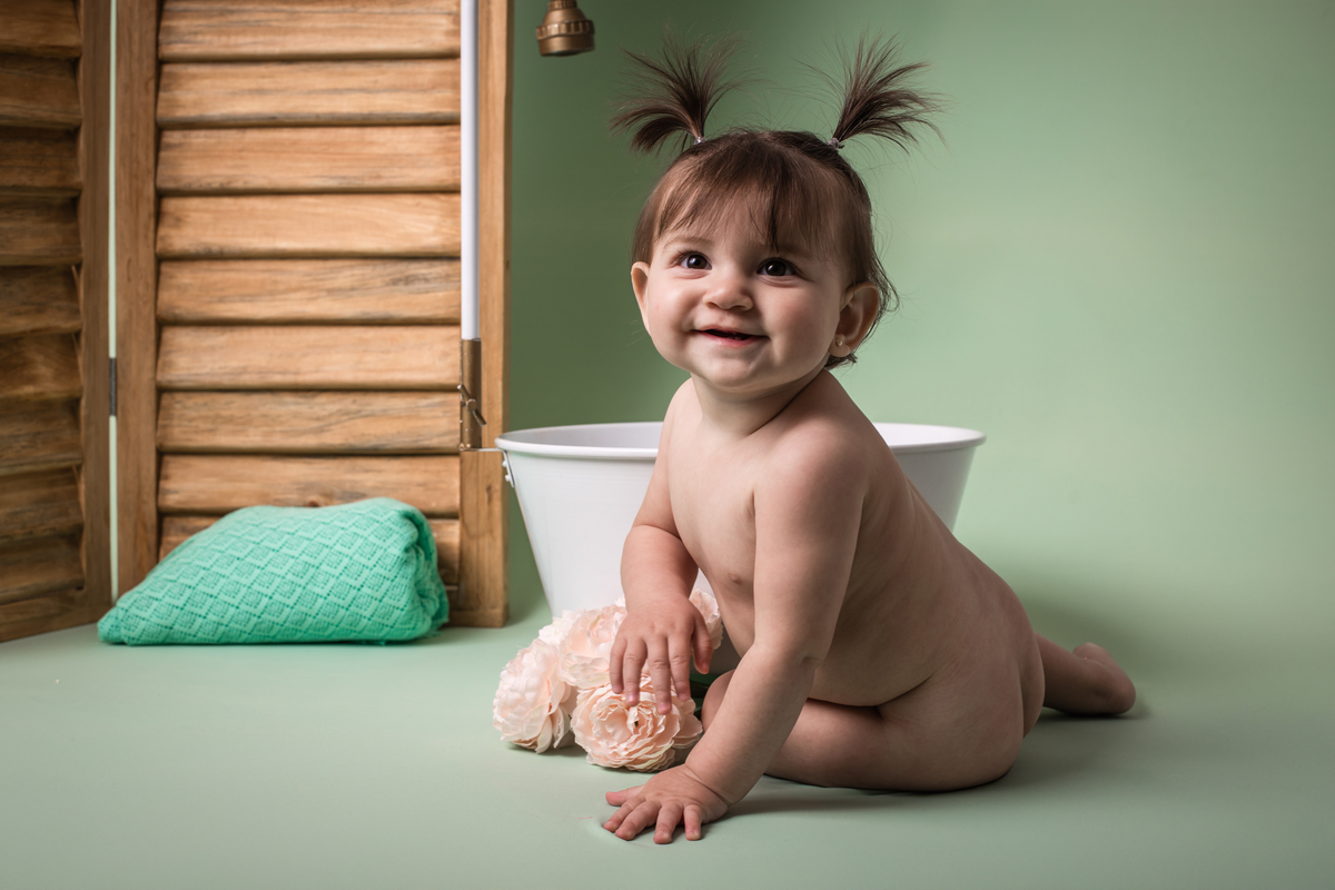 Acompanhamento, ensaio de criança, ensaio fotográfico, mãe de menina, pai de menina, flores, florzinha, balde, bacia, coroa de flores, bebê, menina, filha, família, foto de criança, foto de bebê, smash the cake, smash the fruit, gestante, grávida, 