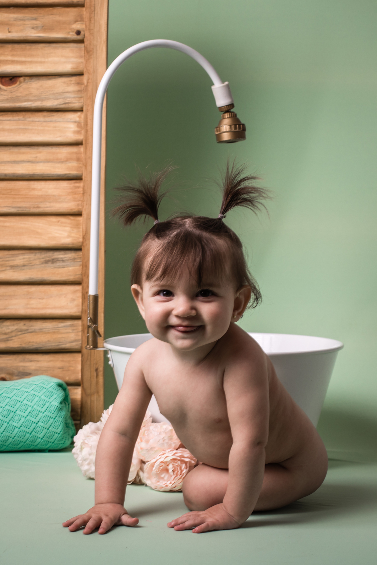 Acompanhamento, ensaio de criança, ensaio fotográfico, mãe de menina, pai de menina, flores, florzinha, balde, bacia, coroa de flores, bebê, menina, filha, família, foto de criança, foto de bebê, smash the cake, smash the fruit, gestante, grávida, 