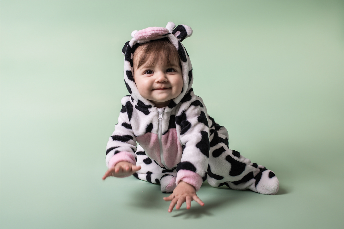 Acompanhamento, ensaio de criança, ensaio fotográfico, mãe de menina, pai de menina, flores, florzinha, balde, bacia, coroa de flores, bebê, menina, filha, família, foto de criança, foto de bebê, smash the cake, smash the fruit, gestante, grávida, 