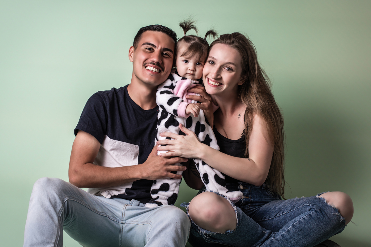 Acompanhamento, ensaio de criança, ensaio fotográfico, mãe de menina, pai de menina, flores, florzinha, balde, bacia, coroa de flores, bebê, menina, filha, família, foto de criança, foto de bebê, smash the cake, smash the fruit, gestante, grávida, 