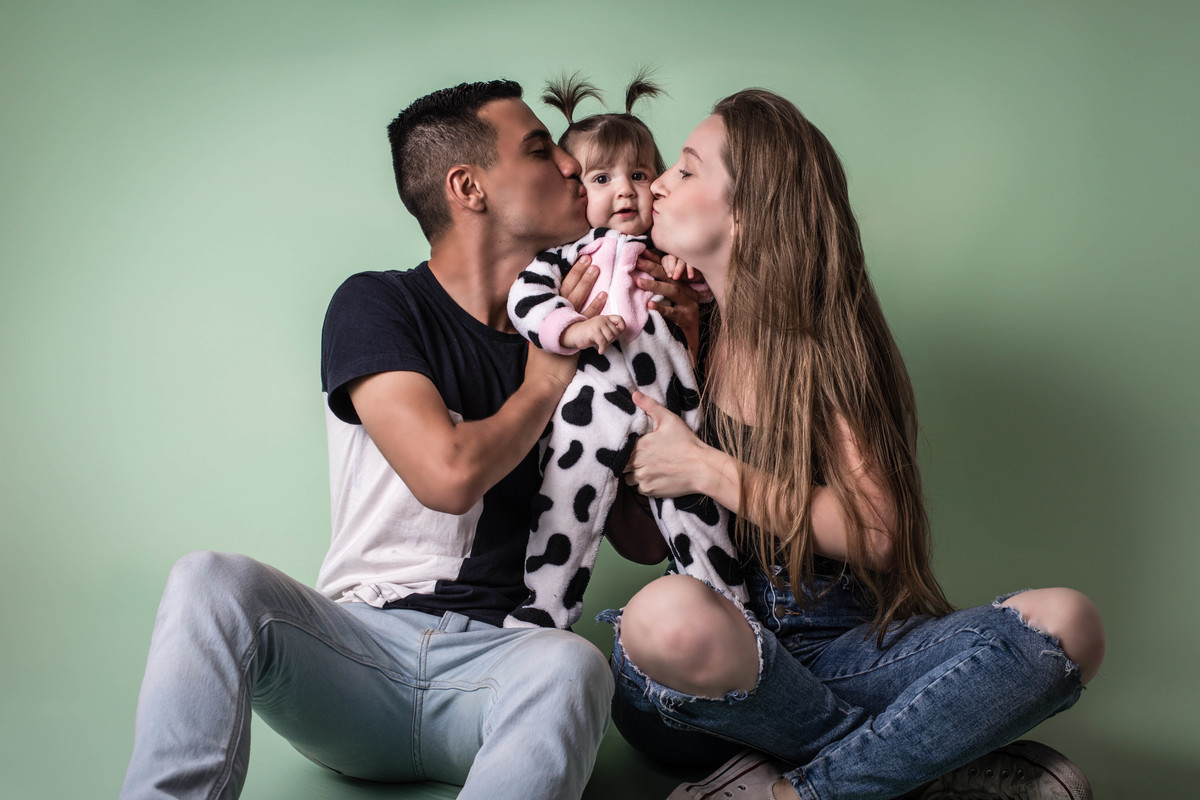 Acompanhamento, ensaio de criança, ensaio fotográfico, mãe de menina, pai de menina, flores, florzinha, balde, bacia, coroa de flores, bebê, menina, filha, família, foto de criança, foto de bebê, smash the cake, smash the fruit, gestante, grávida, 