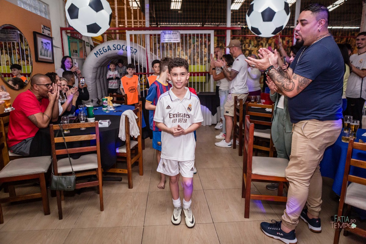 Futebol, jogador, Soccer, atacante, Real Madrid, Zagueiro, aniversário, decoração, buffet infantil, quadra de futebol, gramado sintético, criança, fotografia de criança, festa de aniversário, bola de futebol, parabéns, jogador caro, drible, contrato, gol,