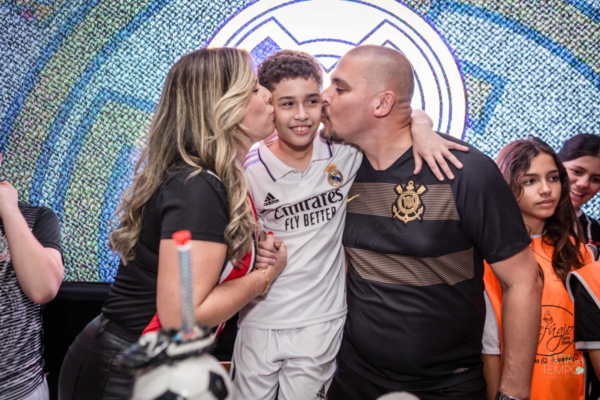 Futebol, jogador, Soccer, atacante, Real Madrid, Zagueiro, aniversário, decoração, buffet infantil, quadra de futebol, gramado sintético, criança, fotografia de criança, festa de aniversário, bola de futebol, parabéns, jogador caro, drible, contrato, gol,