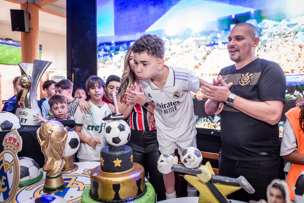 Futebol, jogador, Soccer, atacante, Real Madrid, Zagueiro, aniversário, decoração, buffet infantil, quadra de futebol, gramado sintético, criança, fotografia de criança, festa de aniversário, bola de futebol, parabéns, jogador caro, drible, contrato, gol,