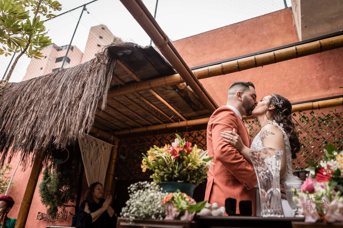 Dia da noiva, maquiagem, making of, wedding, buffet de casamento, salão de festa, assessoria, cerimonial, celebrante, mini wedding, casamento pequeno, poucos convidados, decoração, vestido de noiva, salão de beleza, banda, musica, dança, fotografia, 