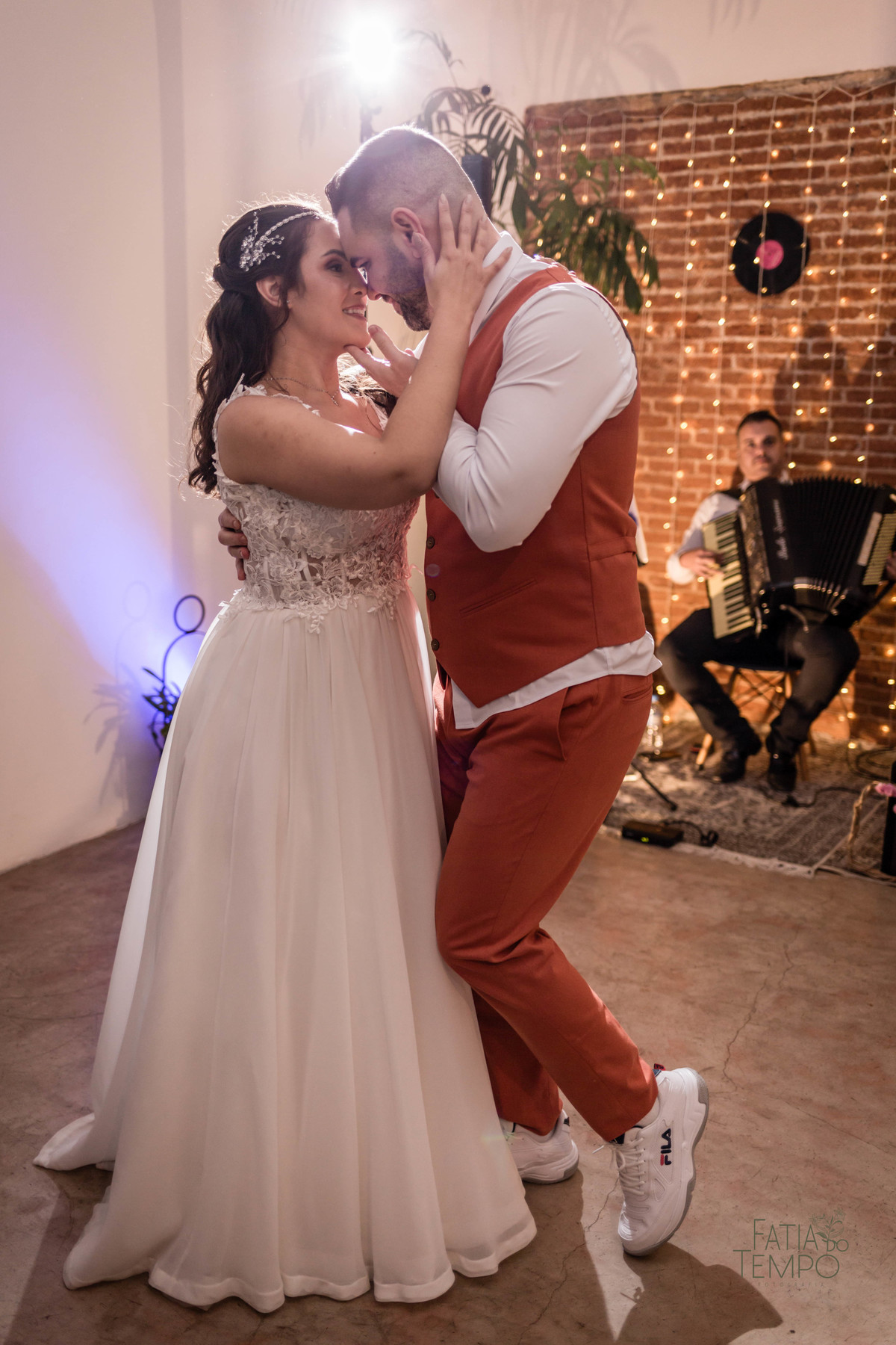 Dia da noiva, maquiagem, making of, wedding, buffet de casamento, salão de festa, assessoria, cerimonial, celebrante, mini wedding, casamento pequeno, poucos convidados, decoração, vestido de noiva, salão de beleza, banda, musica, dança, fotografia, 